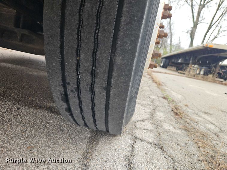 image for item EO7193 2003 International 9200i semi truck