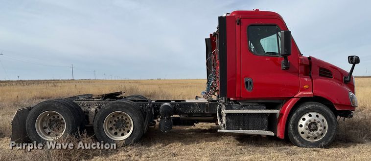 image for item EP2849 2015 Freightliner Cascadia semi truck