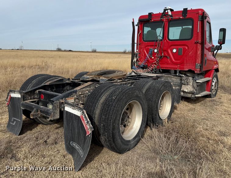 image for item EP2849 2015 Freightliner Cascadia semi truck