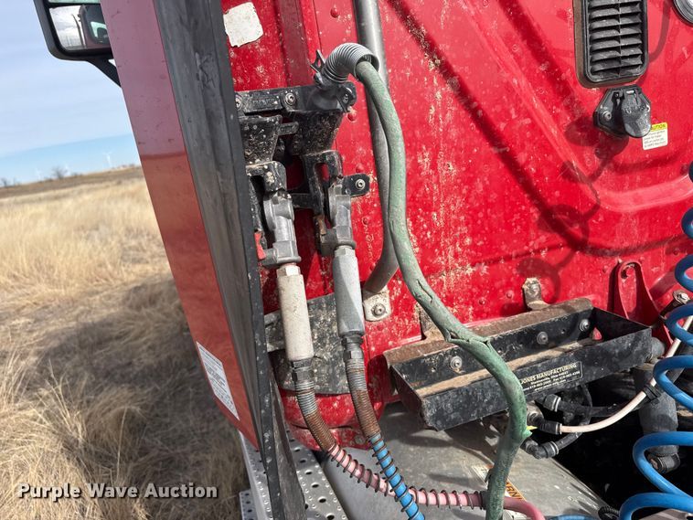 image for item EP2849 2015 Freightliner Cascadia semi truck