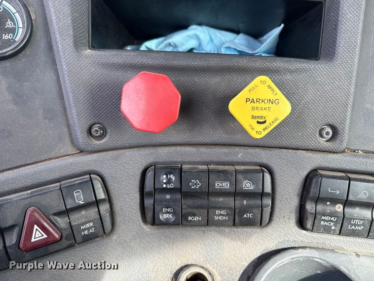 image for item EP2849 2015 Freightliner Cascadia semi truck