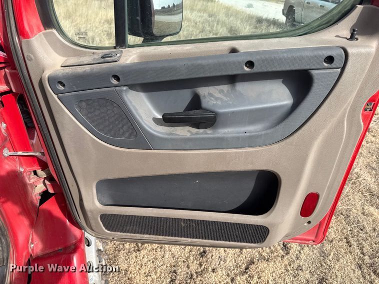 image for item EP2849 2015 Freightliner Cascadia semi truck