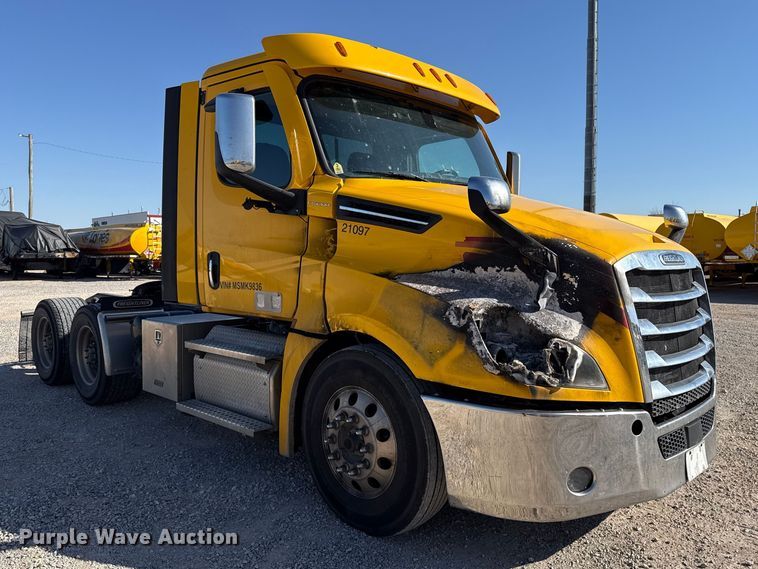 image for item ES5871 2021 Freightliner Cascadia 126 semi truck