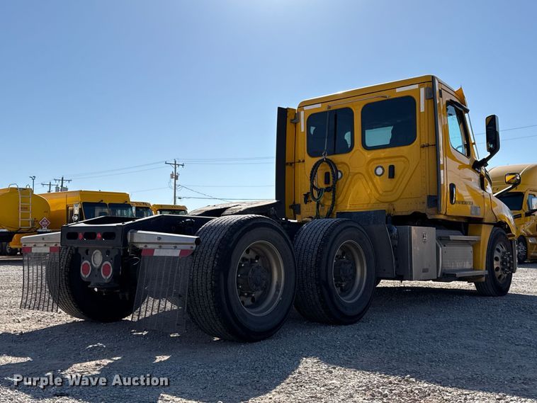 image for item ES5871 2021 Freightliner Cascadia 126 semi truck