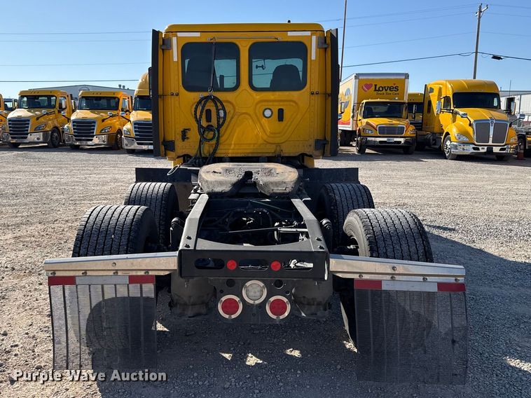 image for item ES5871 2021 Freightliner Cascadia 126 semi truck