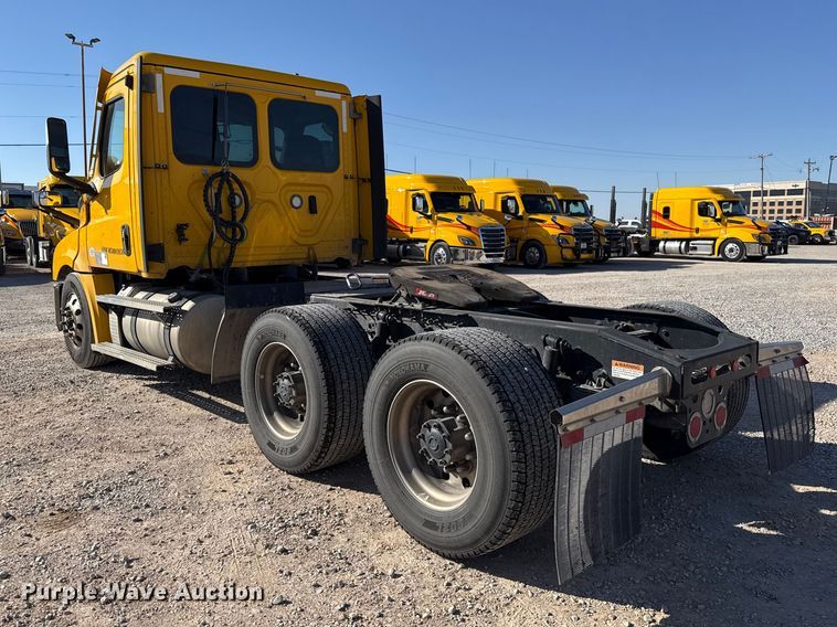 image for item ES5871 2021 Freightliner Cascadia 126 semi truck