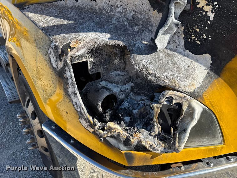 image for item ES5871 2021 Freightliner Cascadia 126 semi truck