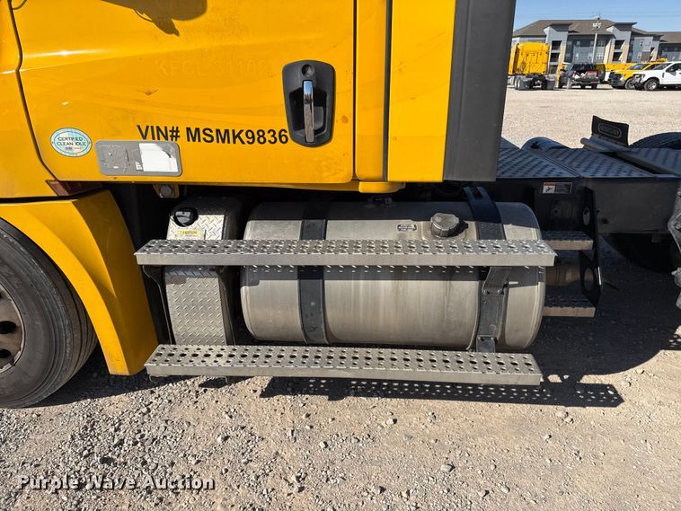 image for item ES5871 2021 Freightliner Cascadia 126 semi truck