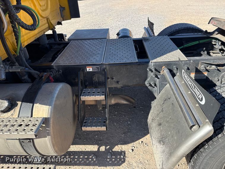 image for item ES5871 2021 Freightliner Cascadia 126 semi truck