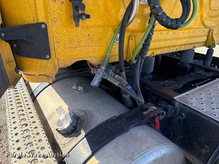 image for item ES5871 2021 Freightliner Cascadia 126 semi truck