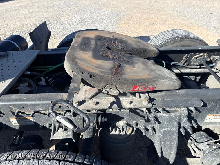 image for item ES5871 2021 Freightliner Cascadia 126 semi truck