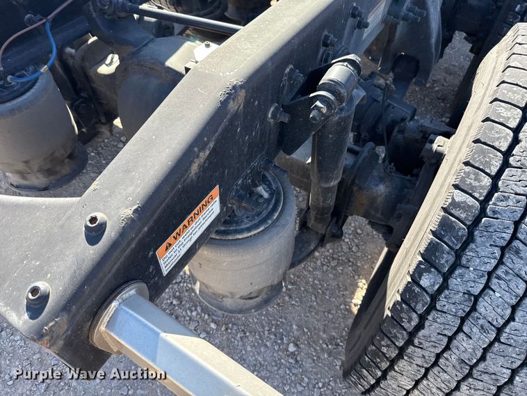 image for item ES5871 2021 Freightliner Cascadia 126 semi truck