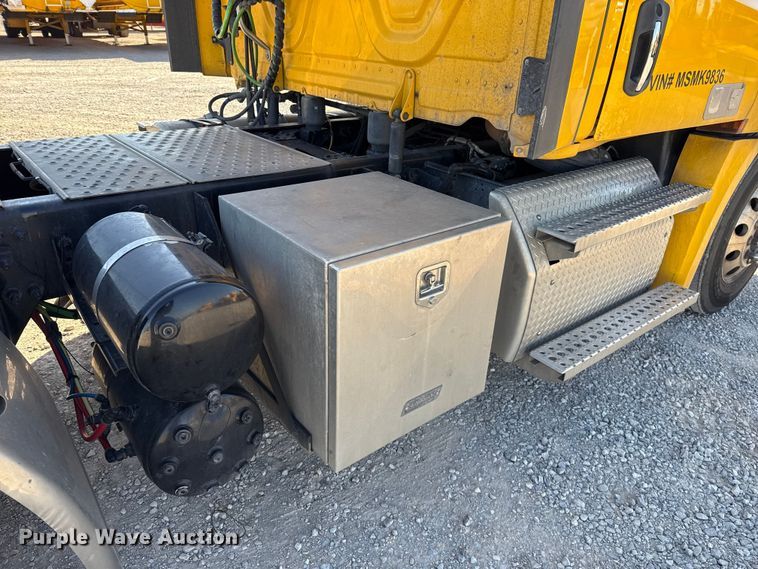 image for item ES5871 2021 Freightliner Cascadia 126 semi truck