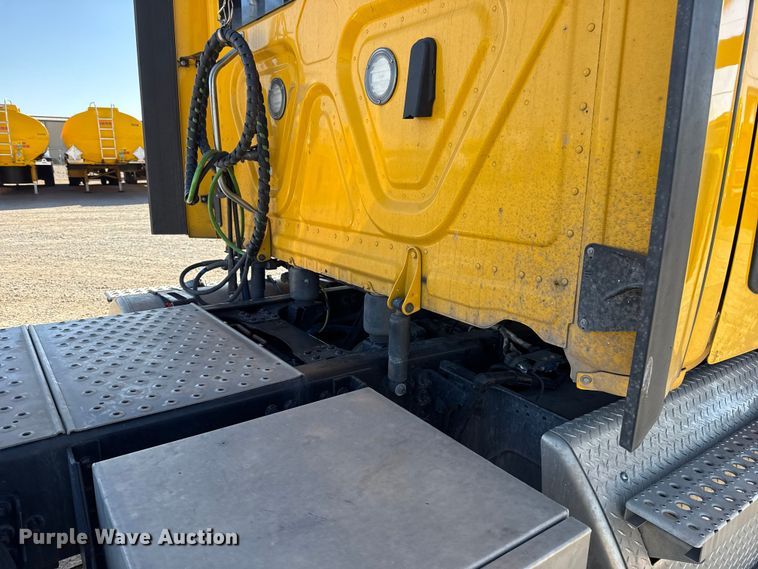 image for item ES5871 2021 Freightliner Cascadia 126 semi truck