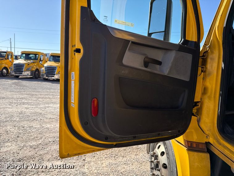 image for item ES5871 2021 Freightliner Cascadia 126 semi truck