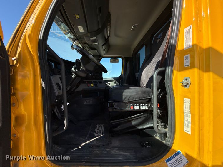 image for item ES5871 2021 Freightliner Cascadia 126 semi truck