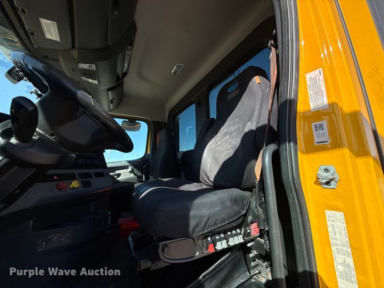 image for item ES5871 2021 Freightliner Cascadia 126 semi truck