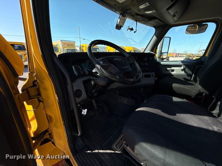 image for item ES5871 2021 Freightliner Cascadia 126 semi truck