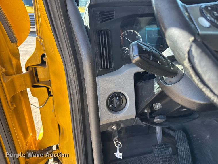 image for item ES5871 2021 Freightliner Cascadia 126 semi truck