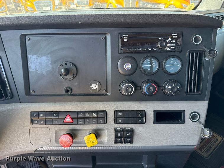 image for item ES5871 2021 Freightliner Cascadia 126 semi truck