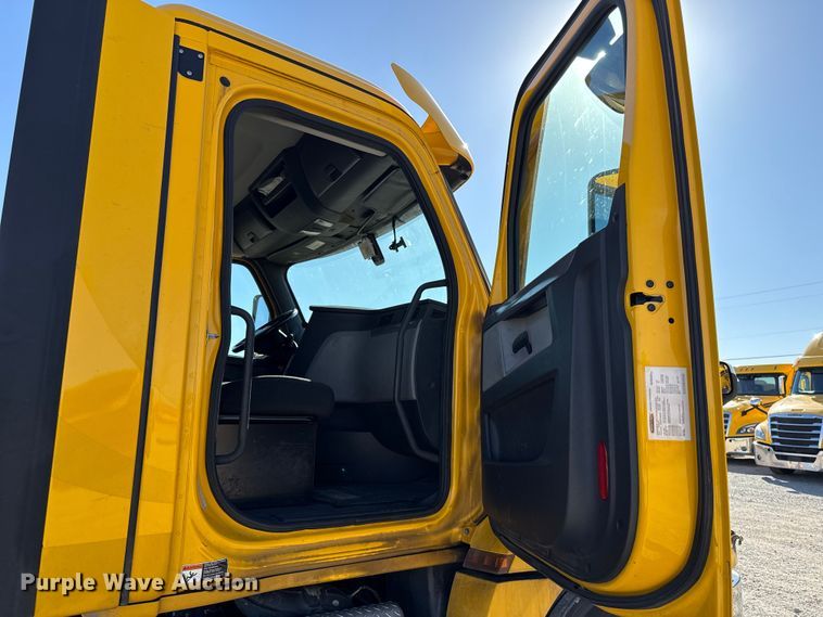 image for item ES5871 2021 Freightliner Cascadia 126 semi truck