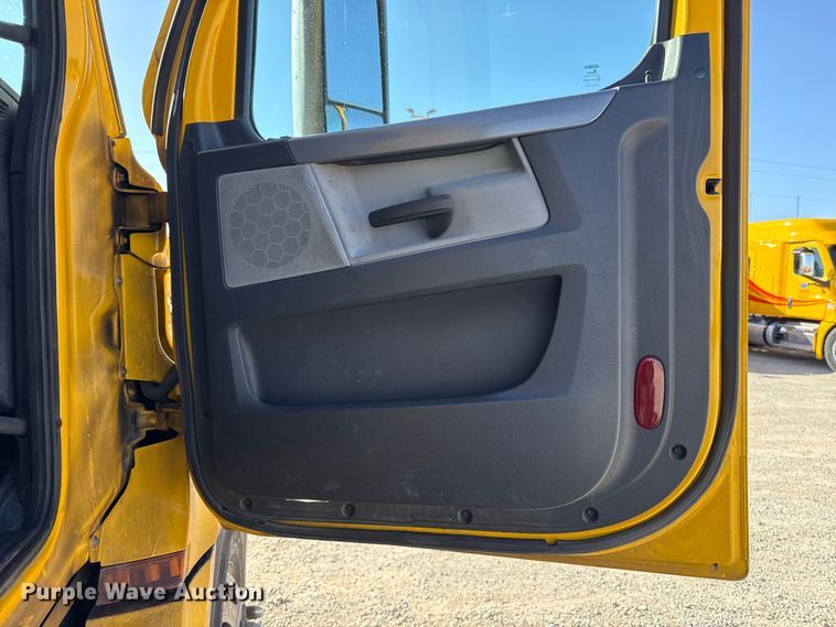 image for item ES5871 2021 Freightliner Cascadia 126 semi truck