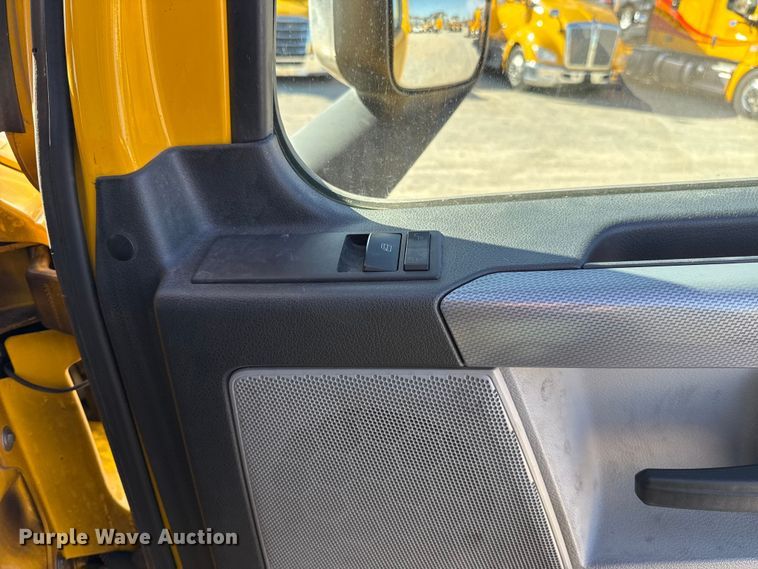 image for item ES5871 2021 Freightliner Cascadia 126 semi truck