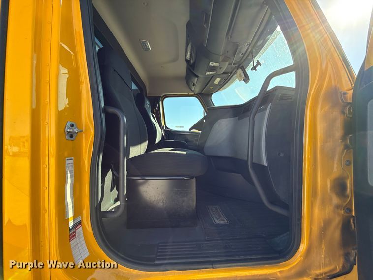 image for item ES5871 2021 Freightliner Cascadia 126 semi truck