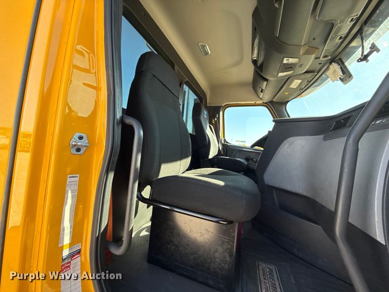 image for item ES5871 2021 Freightliner Cascadia 126 semi truck