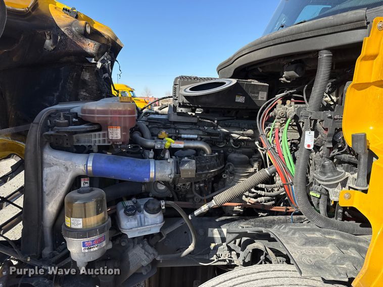 image for item ES5871 2021 Freightliner Cascadia 126 semi truck