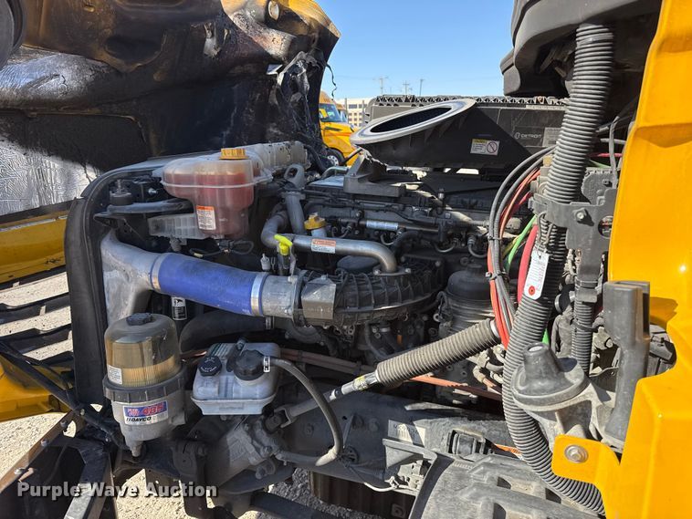 image for item ES5871 2021 Freightliner Cascadia 126 semi truck