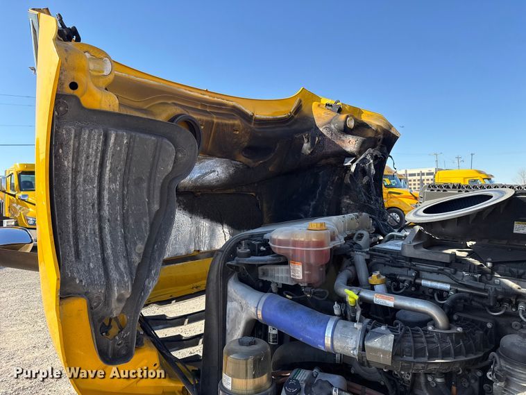 image for item ES5871 2021 Freightliner Cascadia 126 semi truck