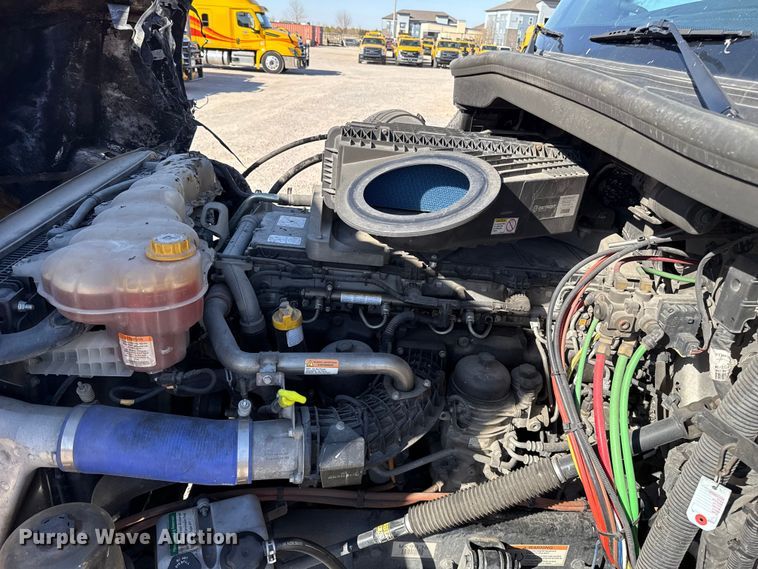 image for item ES5871 2021 Freightliner Cascadia 126 semi truck