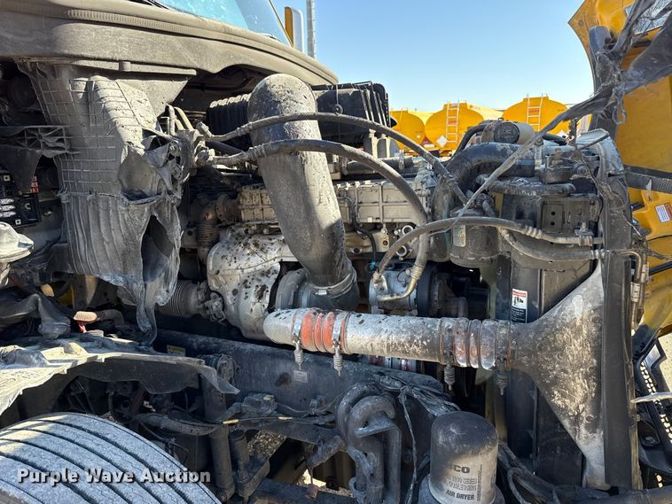 image for item ES5871 2021 Freightliner Cascadia 126 semi truck