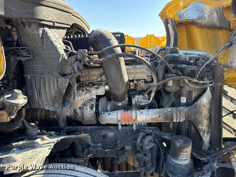 image for item ES5871 2021 Freightliner Cascadia 126 semi truck