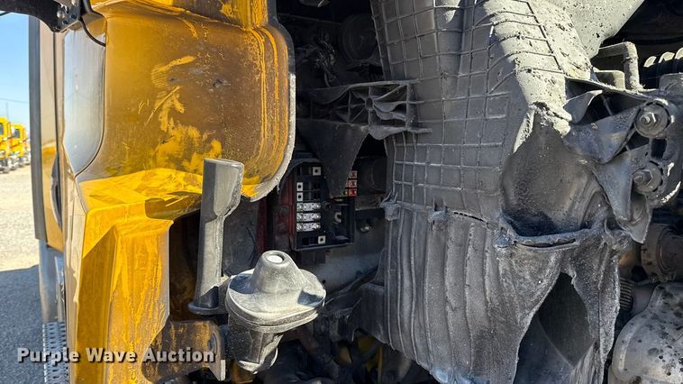 image for item ES5871 2021 Freightliner Cascadia 126 semi truck