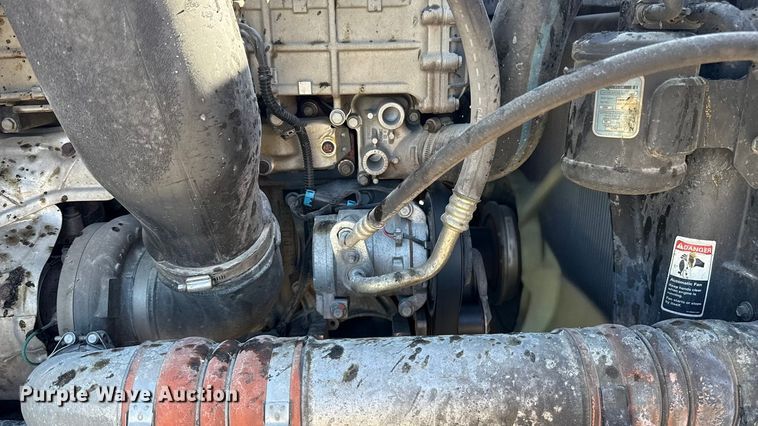 image for item ES5871 2021 Freightliner Cascadia 126 semi truck