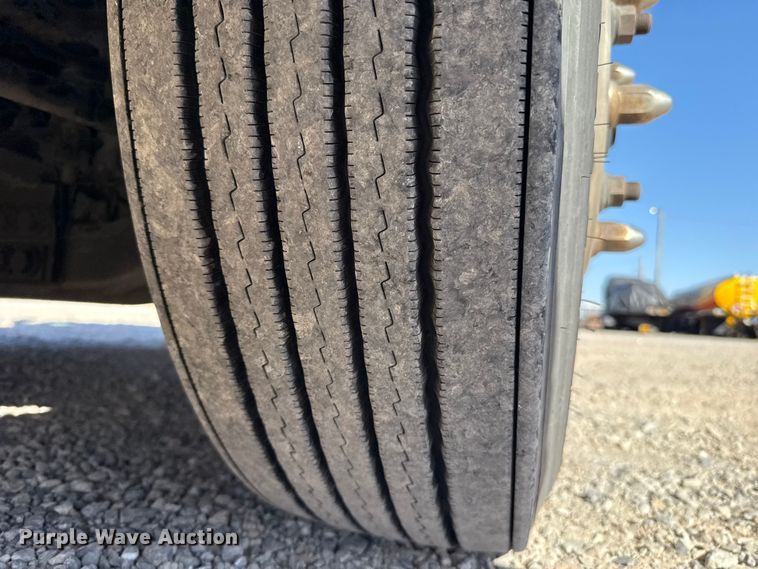 image for item ES5871 2021 Freightliner Cascadia 126 semi truck