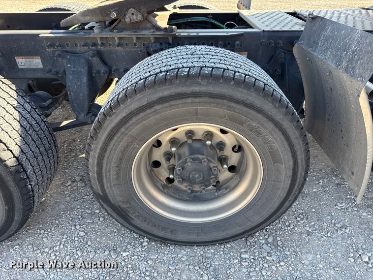 image for item ES5871 2021 Freightliner Cascadia 126 semi truck