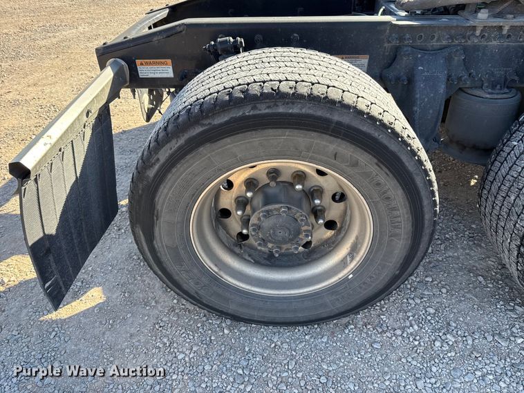 image for item ES5871 2021 Freightliner Cascadia 126 semi truck