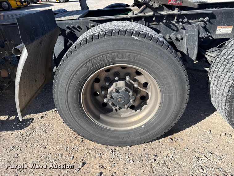 image for item ES5871 2021 Freightliner Cascadia 126 semi truck