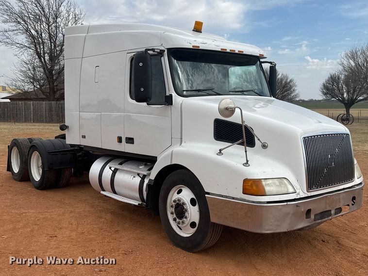 image for item ES5928 2002 Volvo VNL semi truck