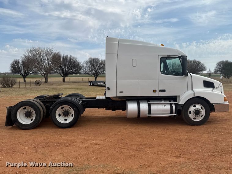 image for item ES5928 2002 Volvo VNL semi truck