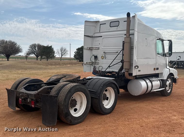 image for item ES5928 2002 Volvo VNL semi truck