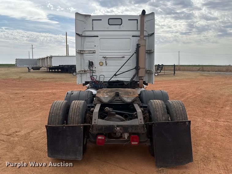 image for item ES5928 2002 Volvo VNL semi truck