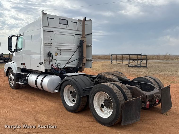 image for item ES5928 2002 Volvo VNL semi truck