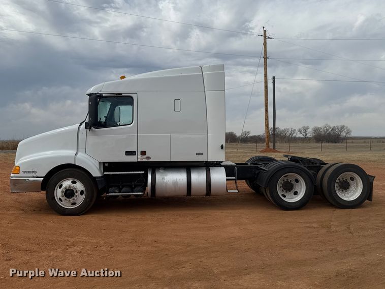 image for item ES5928 2002 Volvo VNL semi truck