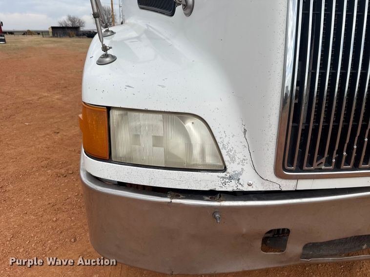 image for item ES5928 2002 Volvo VNL semi truck