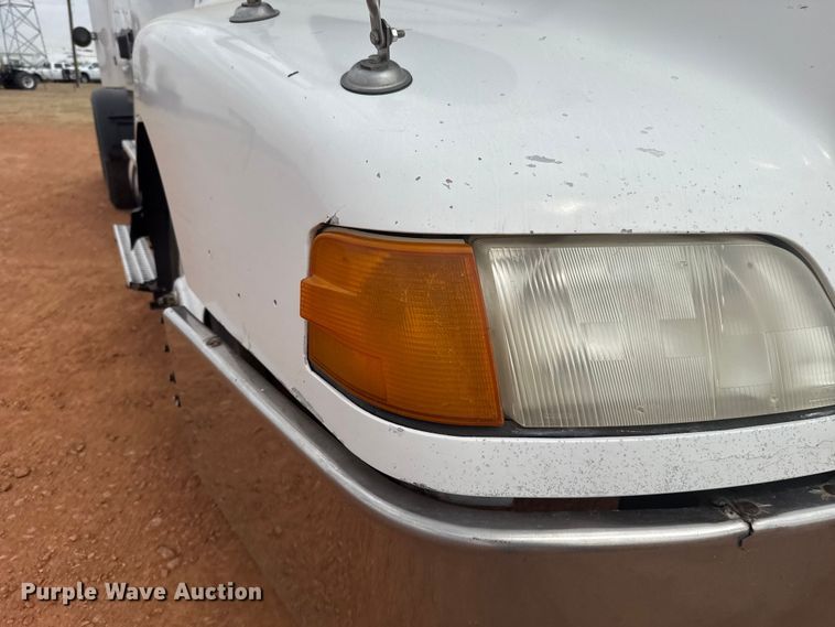 image for item ES5928 2002 Volvo VNL semi truck