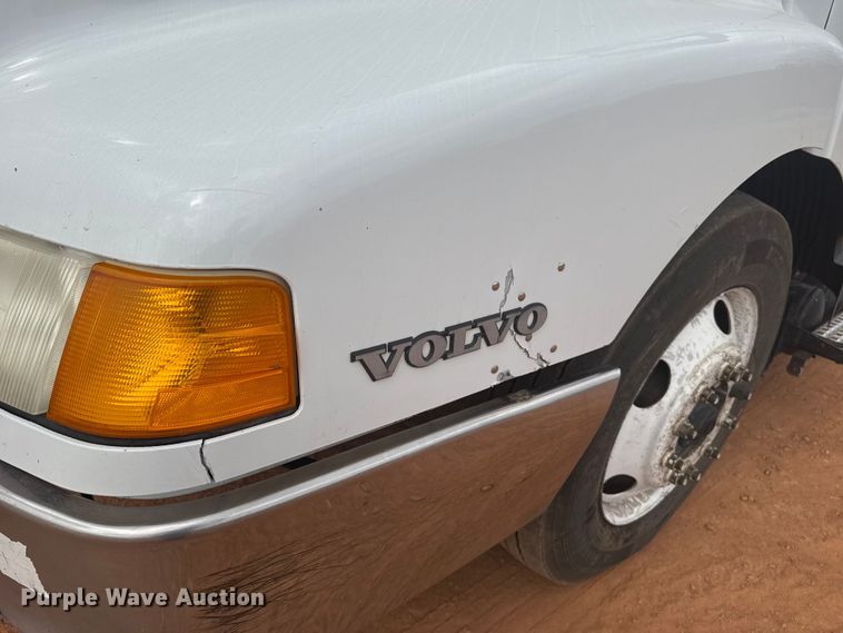 image for item ES5928 2002 Volvo VNL semi truck